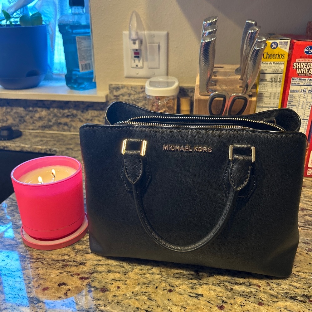 Michael Kors Medium Purse w/crossbody